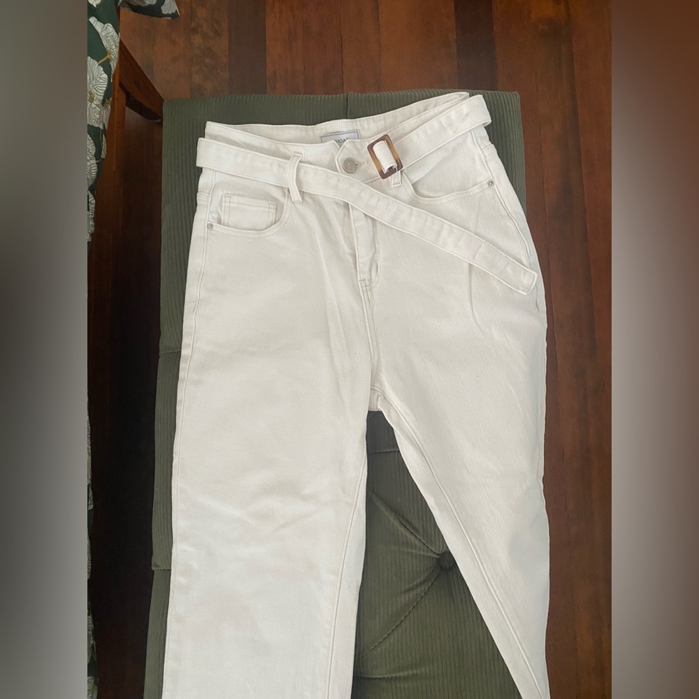 White jeans with matching belt, size small